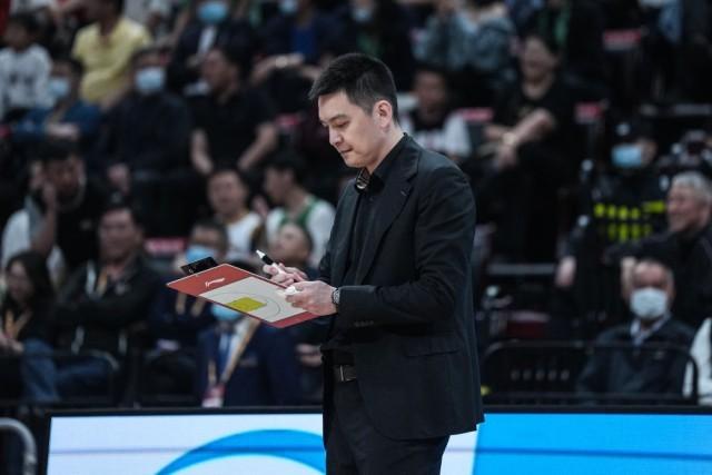 cba辽宁队主教练杨鸣依靠积极防守赢得比赛