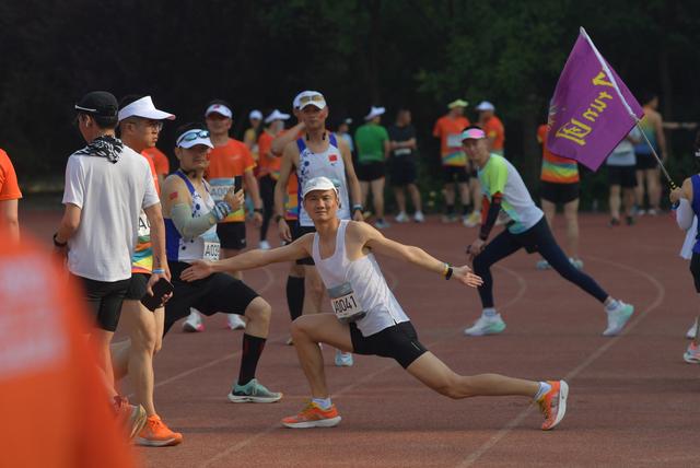 温榆河畔900人开跑 顺义后沙峪国际人才社区半程马拉松赛开赛|半程