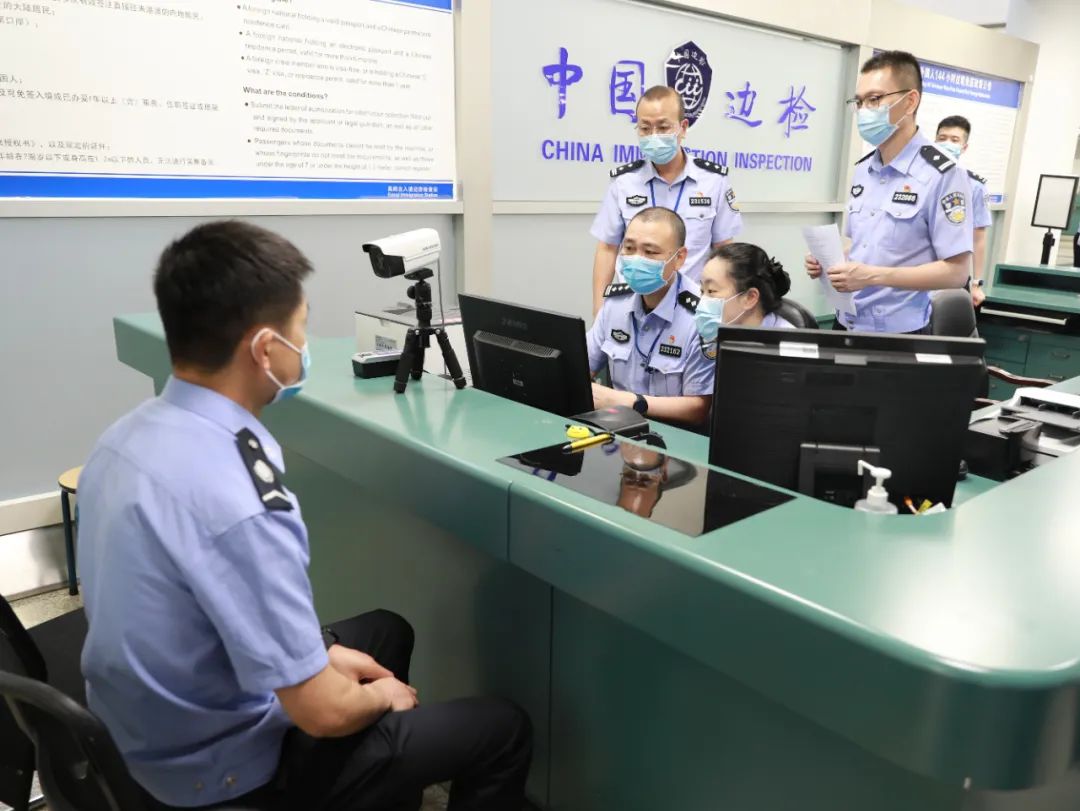 厦门边检总站高崎边检站在高崎国际机场入境现场快捷通关信息采集备案