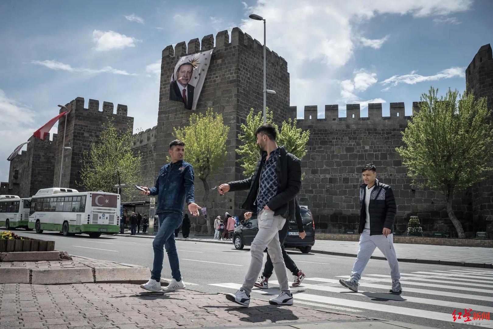 ↑土耳其街头的竞选海报