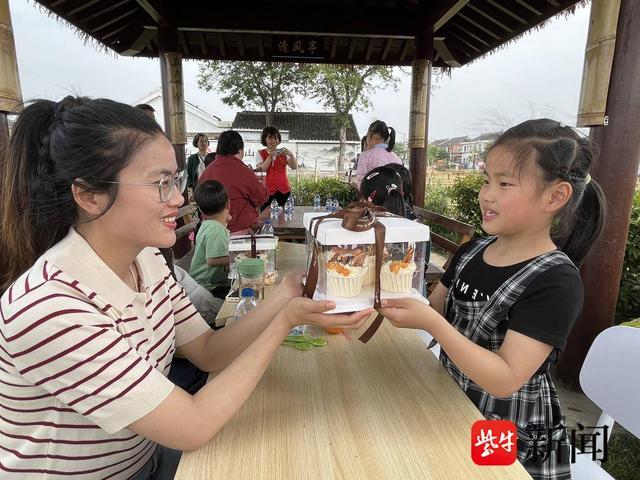 搭起爱的桥梁,张家港经开区(杨舍镇)双鹿村举办"爱满初夏 感恩有你"