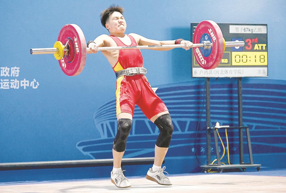 5月13日,运动员在河北省第十六届运动会(举重项目)男子举重比赛中.