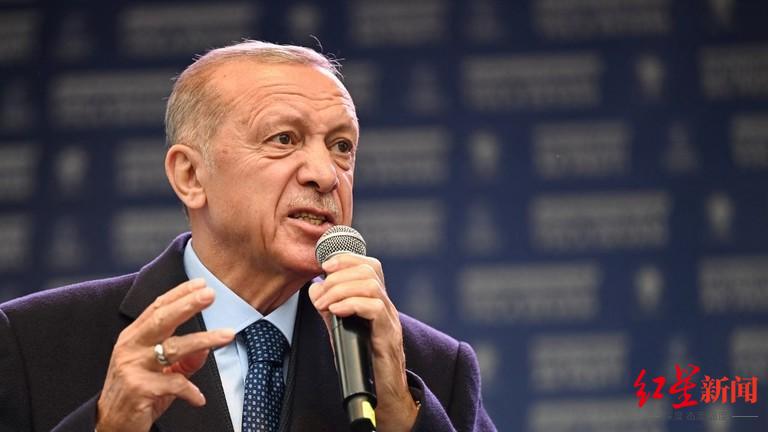 ↑当地时间5月12日，埃尔多安在伊斯坦布尔的竞选集会上发表讲话