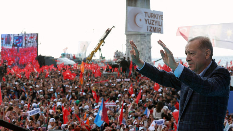 ↑土耳其总统埃尔多安在伊兹密尔冈多杜广场举行的选举集会上发表讲话