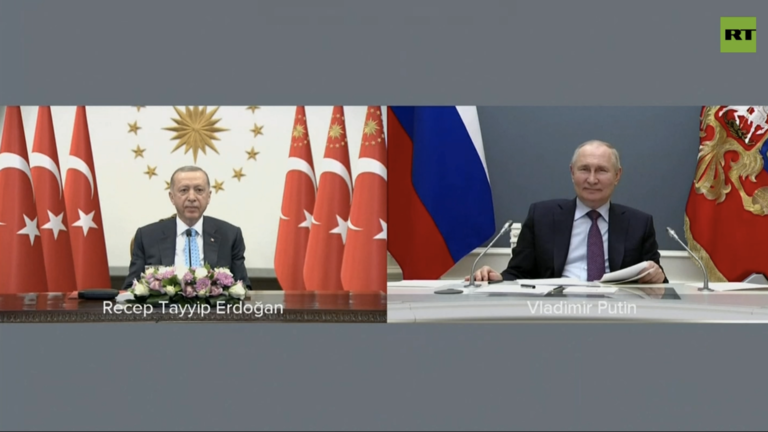 ↑4月27日，土耳其总统埃尔多安(左)和俄总统普京(右)在线上参加土耳其阿库尤核电站核燃料交付仪式