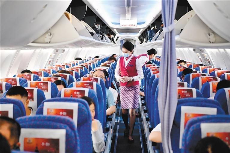 5月13日,在西安-乌鲁木齐-阿什哈巴德首趟航班上,乘务员在起飞前进行