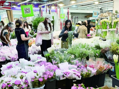 母亲节前夕，花市迎来消费热潮。 南京日报/紫金山新闻记者 黄琳燕 摄