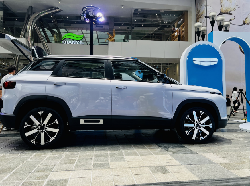 上市丨梦幻火山灰车色一眼心动 吉利icon"主角"售价11.