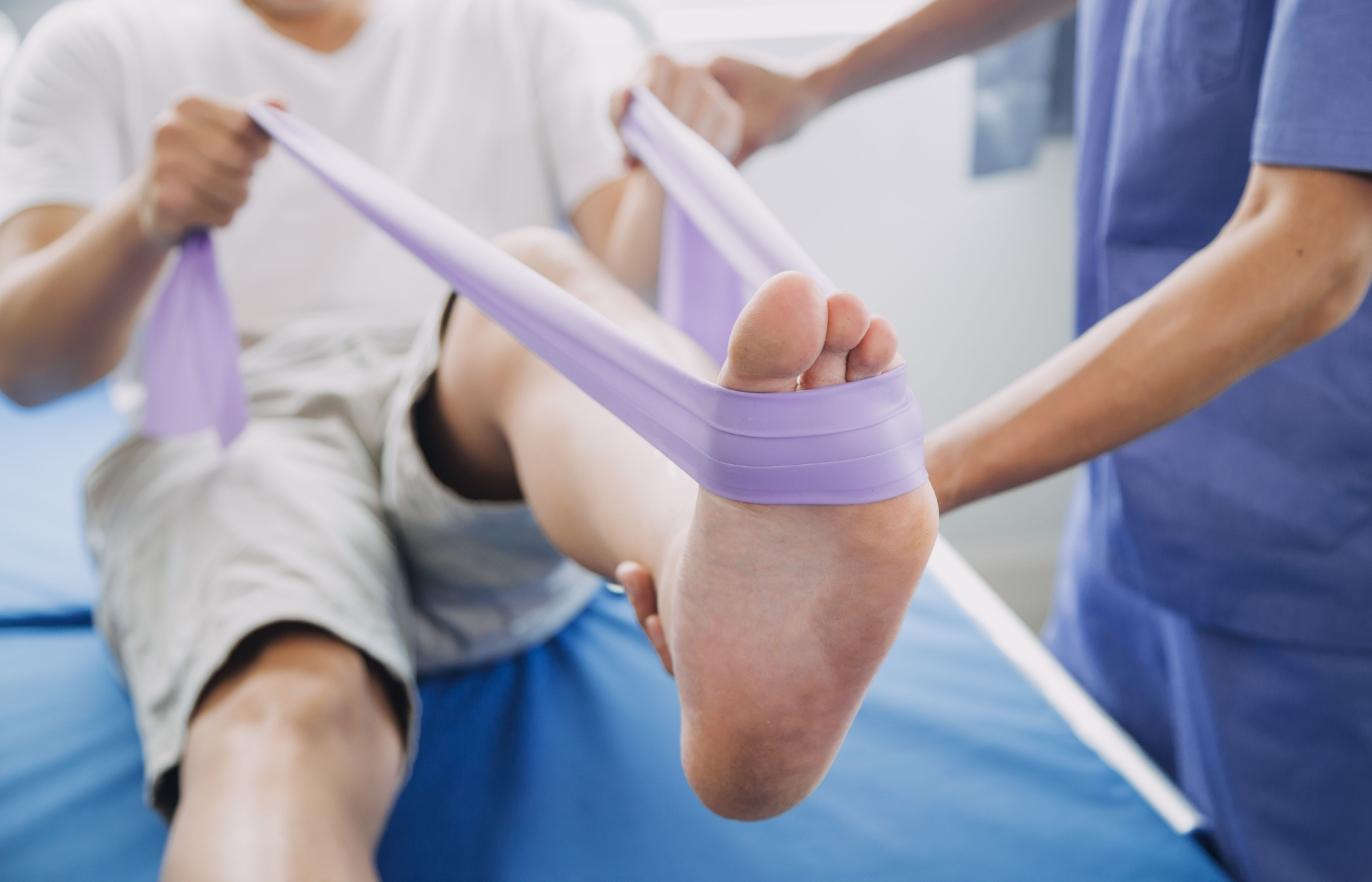 离地前先将膝关节,髋关节屈曲,使腿抬高,才能拖足跨步,形如跨越门槛样