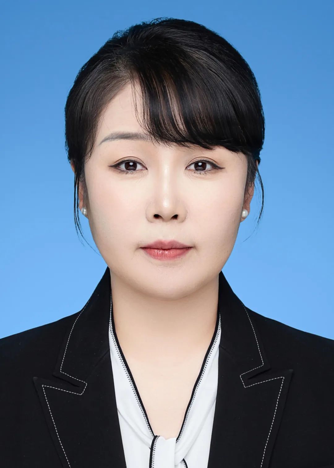 曾任共青团呼伦贝尔市委书记,共青团内蒙古自治区委副书记,兴安盟盟委