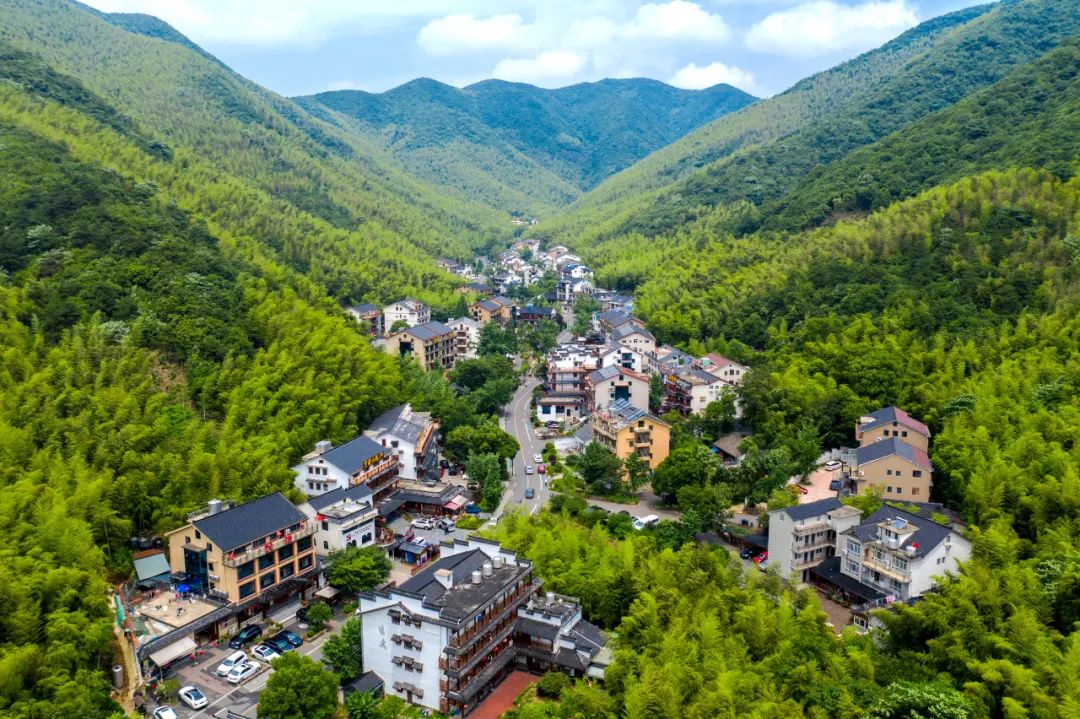 发挥出"生态产品"的优势,通过积极打造多元化生态旅游产品,推动生态