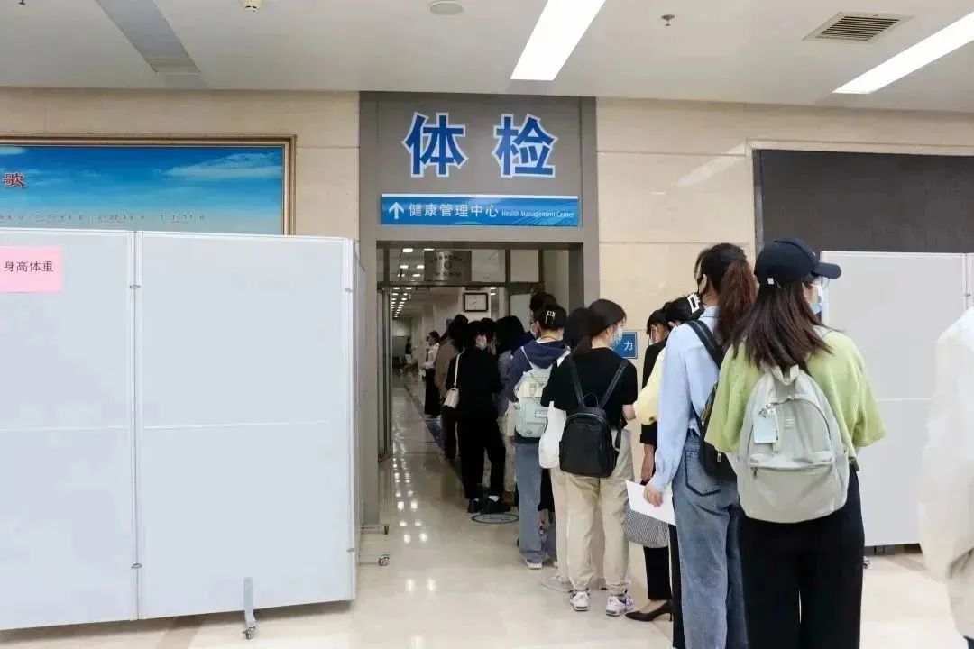 女生组排队进入体检中心