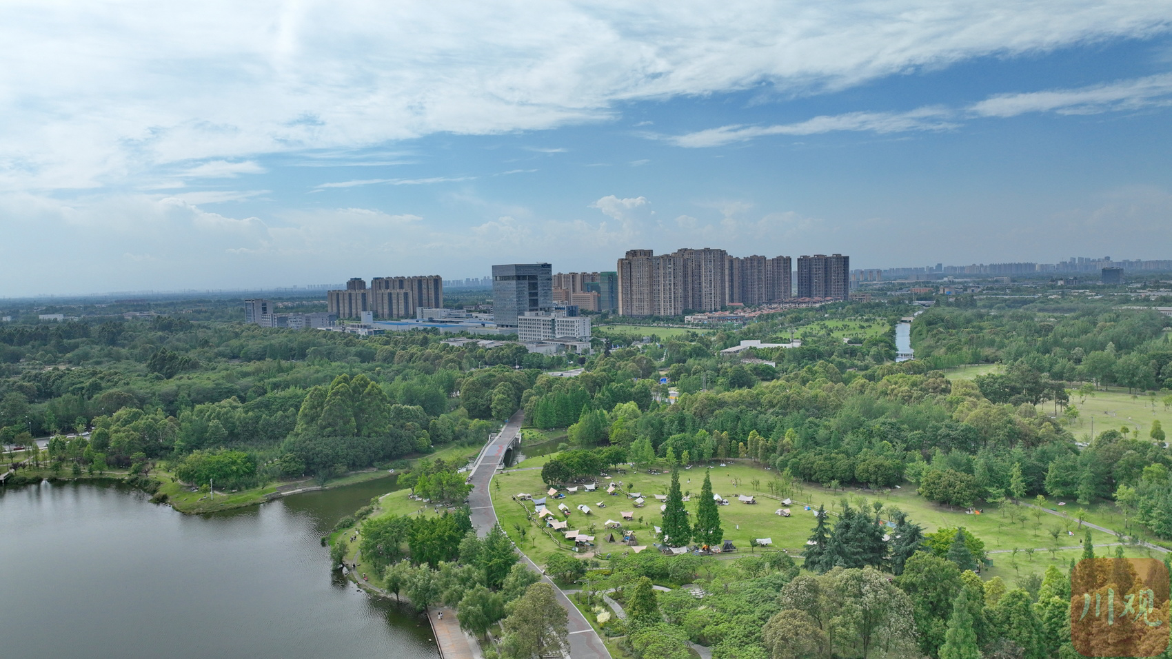 在成都市双流区中心公园,帐篷营地,湖水,草地……构成一幅生态画.