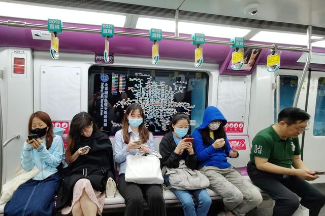 地铁15号线车厢内的空调"马力"很足,多名女乘客甚至穿上了薄外套.