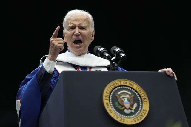 拜登在霍华德大学毕业典礼上发表演讲 图源:视觉中国