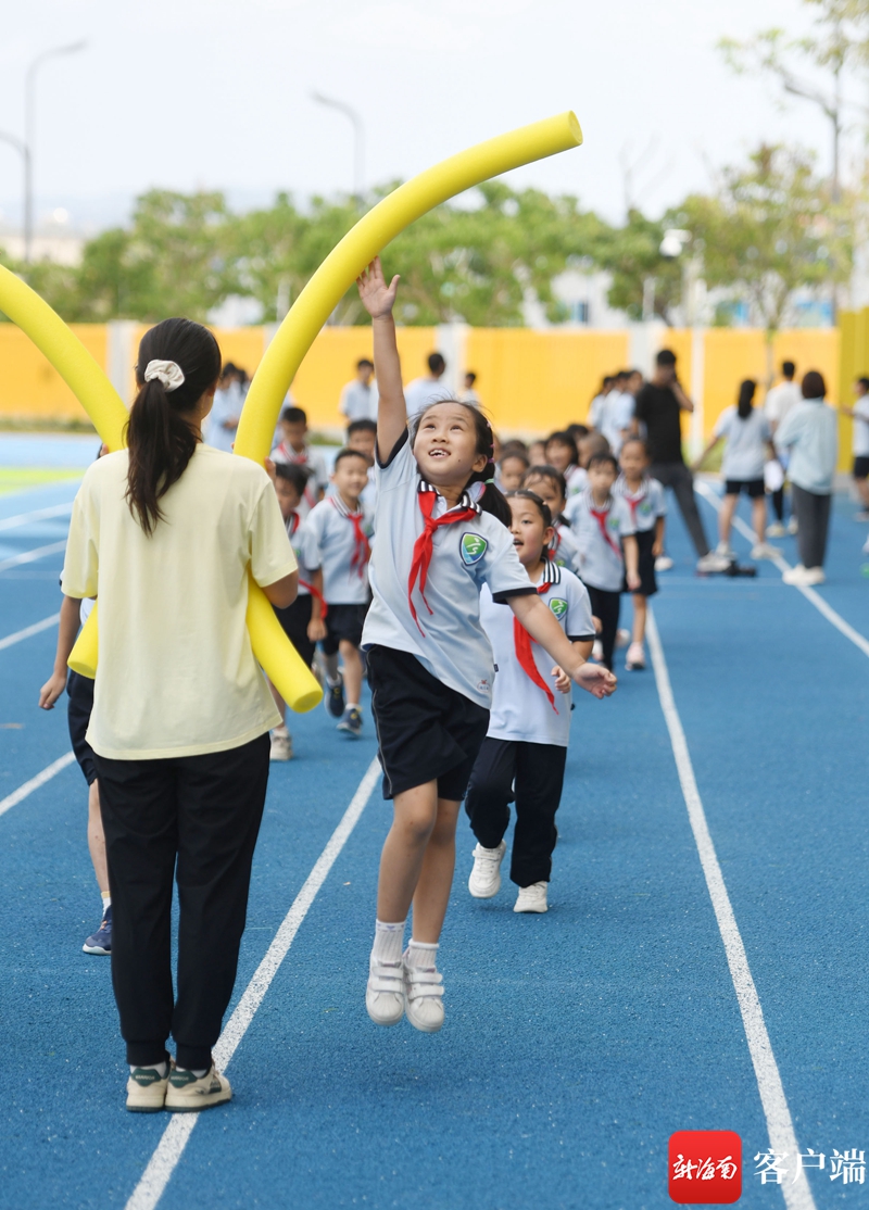 孩子们在上海世外三亚学校上体育课.记者沙晓峰摄