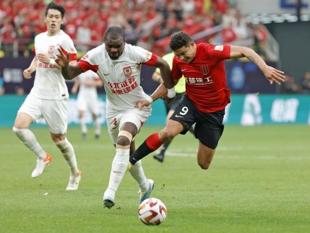 5月14日,成都蓉城队球员艾克森(右)在比赛中与长春亚泰队球员奥克雷