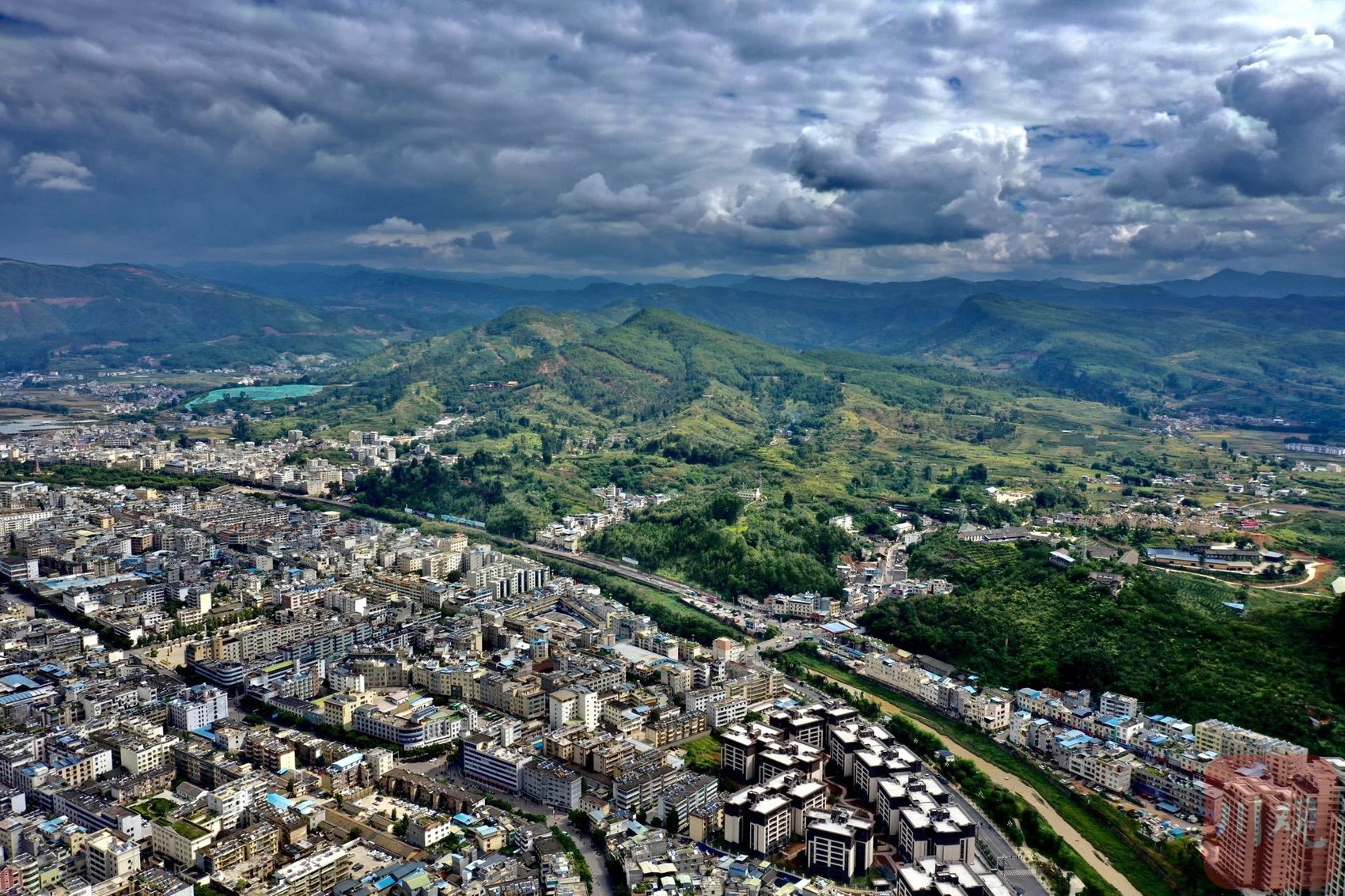 空中俯瞰会理市城区.王云 摄