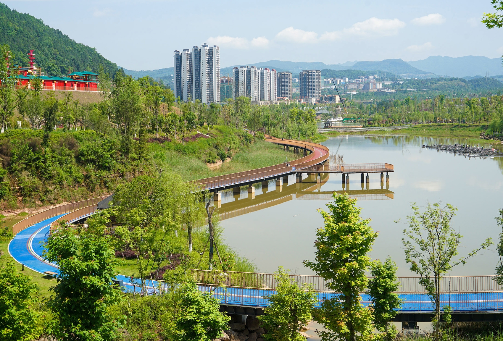 5月5日,通江县高明新区高明湖城市公园一景. 夏雨/摄