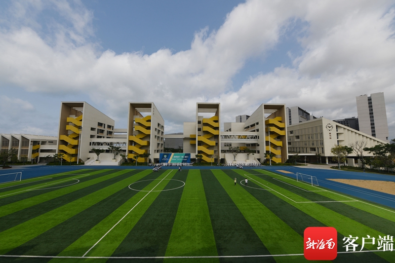 上海世外三亚学校的操场.记者沙晓峰 摄