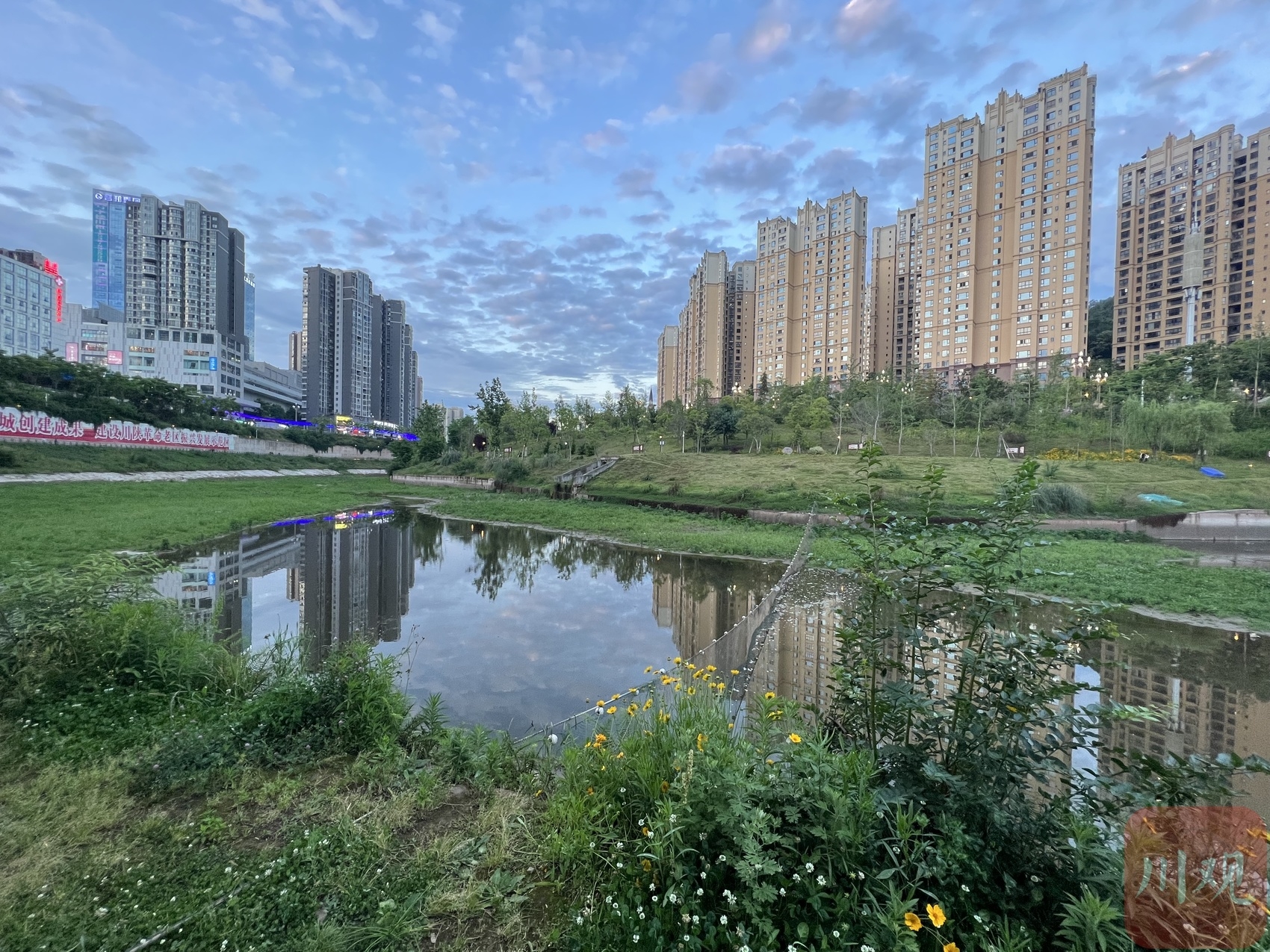5月10日,在巴中市巴州区津桥湖湿地公园,雨后水清天蓝,不少市民前来