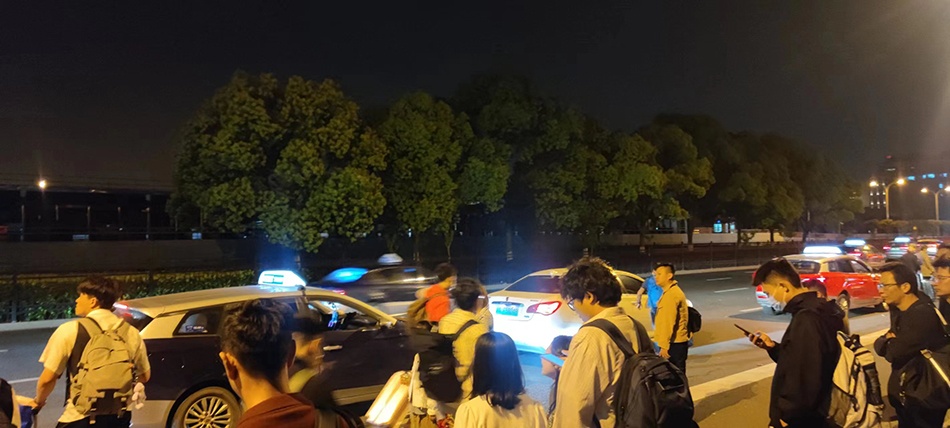 5月3日凌晨2时许，申虹路上，路面有很多候车乘客和出租车。受访者 供图
