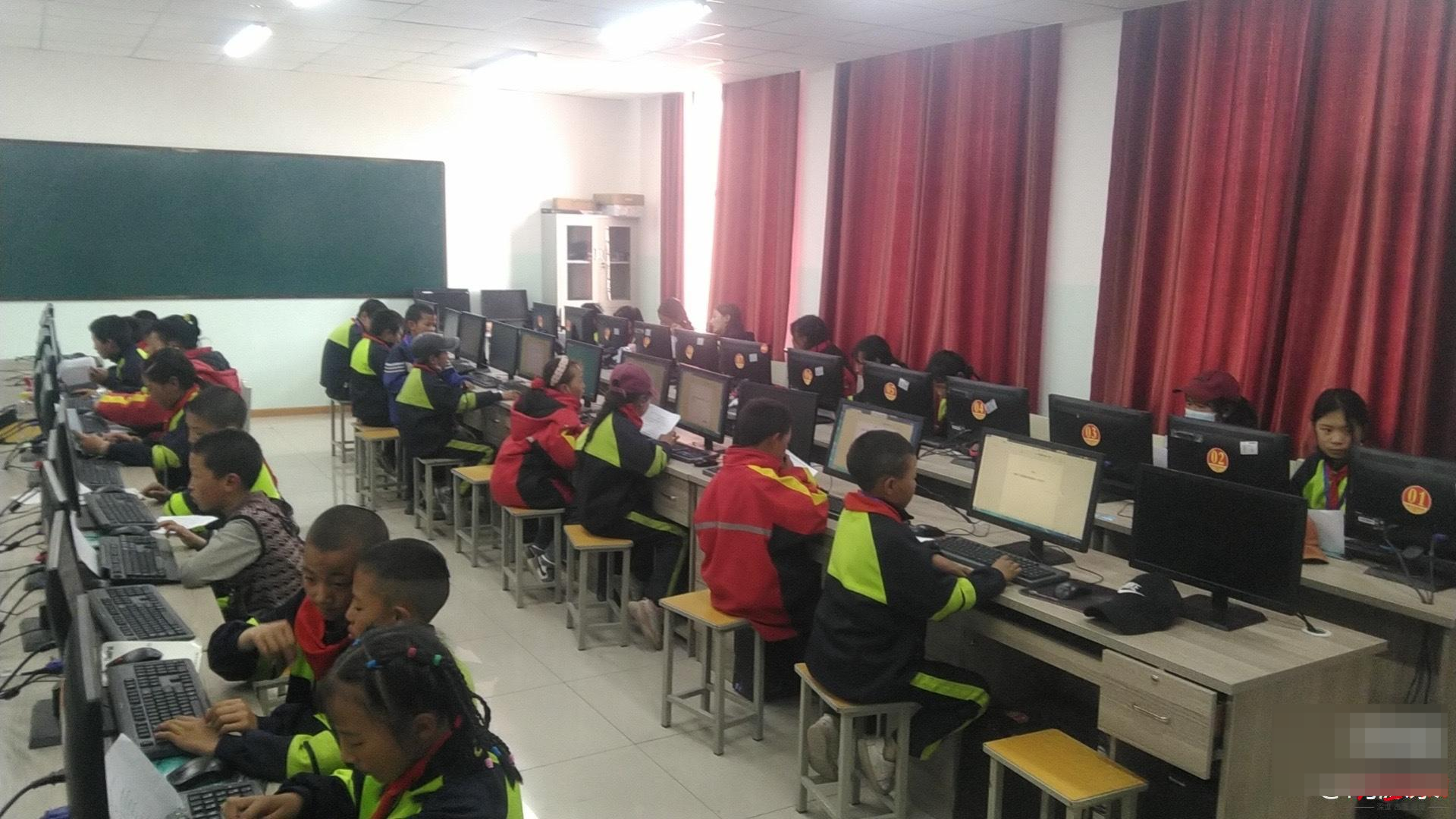 孩子们在上计算机课