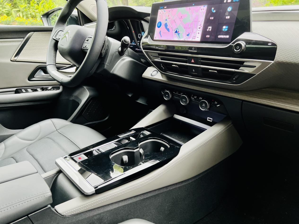 凡尔赛c5 x内饰设计. 华龙网-新重庆客户端 许川 摄