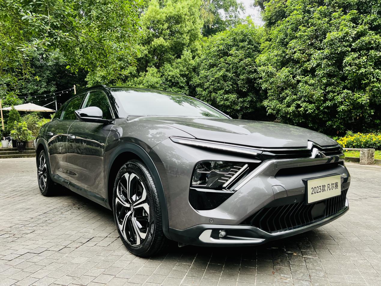 凡尔赛c5 x外观设计. 华龙网-新重庆客户端 许川 摄