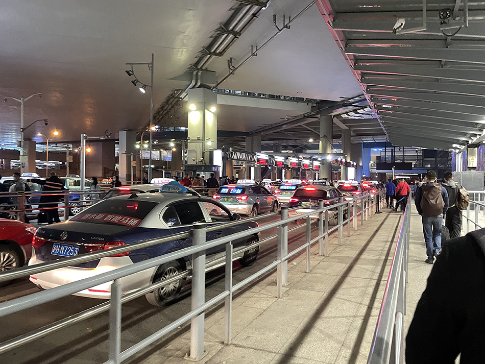 4月12日,虹桥国际机场t2航站楼出口,乘客排队打出租车.