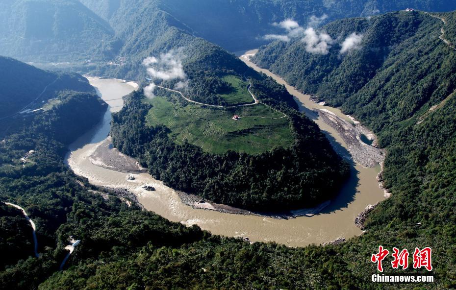 图为5月13日,西藏林芝市墨脱县果果塘大拐弯.