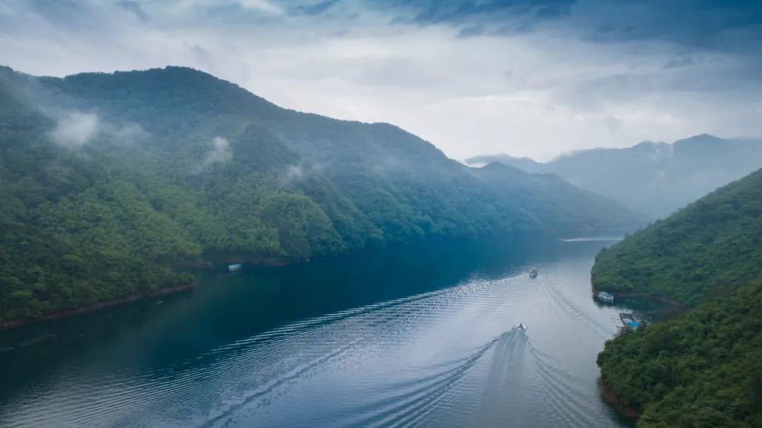 安徽宁国青龙湾生态旅游区内湖水秀美,青林翠竹,山川怡人.