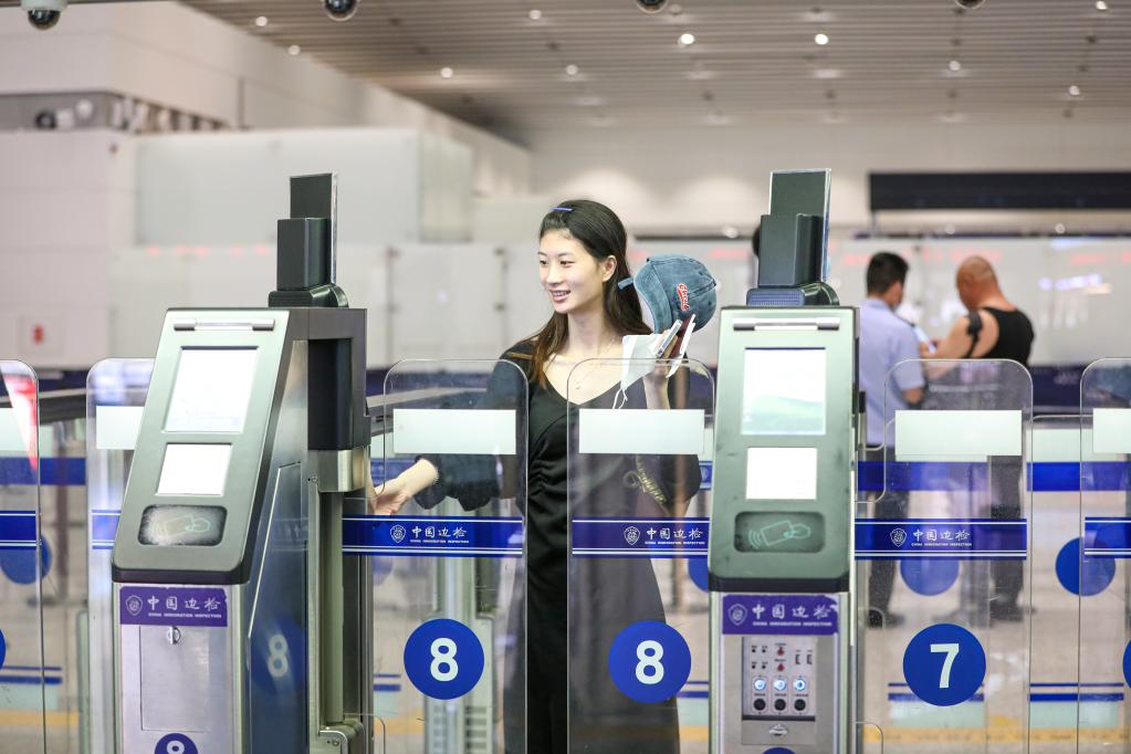15日,广州白云机场口岸,出境旅客正使用快捷通道通关.