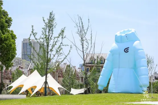 巨型羽绒服装置——艾莱依启用3D技术设计羽绒服