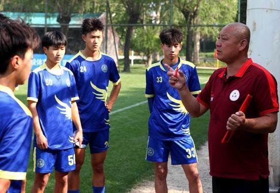 当重庆凤鸣山中学u17球队出现在第二届中国青少年足球联赛男子高中u17