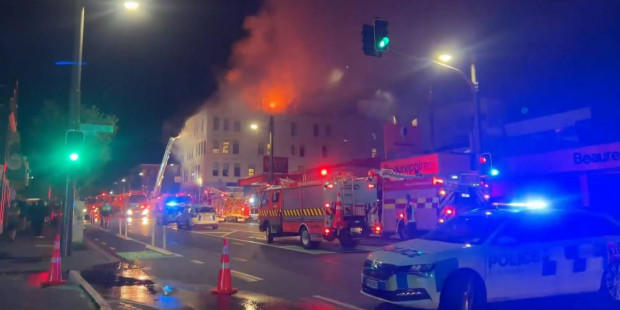 ↑旅馆火势凶猛，在远处可见火焰