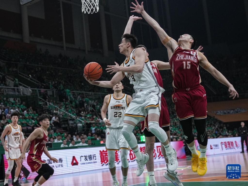5月15日,辽宁队球员赵继伟(前)在比赛中上篮.新华社记者 吴壮 摄