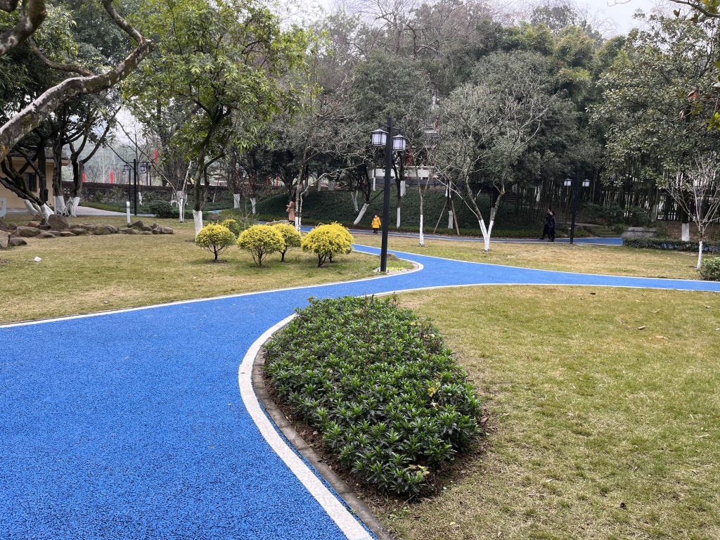 大渡口区公园环道健身步道更新后.重庆市住房城乡建委供图