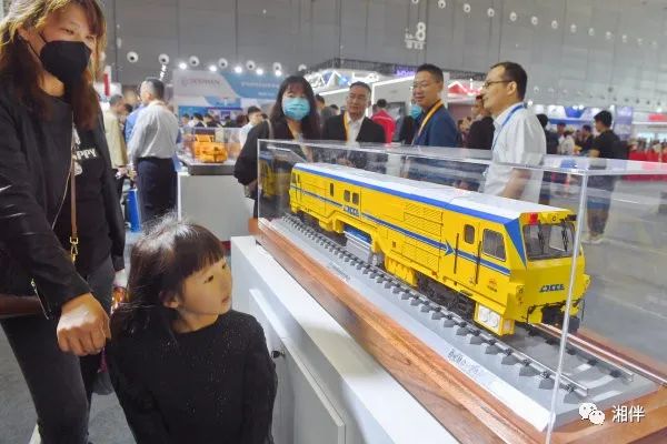 5月12日，长沙国际会展中心，一位小姑娘在参观机械模型。湖南日报全媒体记者 徐行 摄