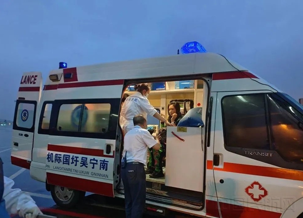 医护人员将旅客紧急转上救护车(韦玉玲/摄)