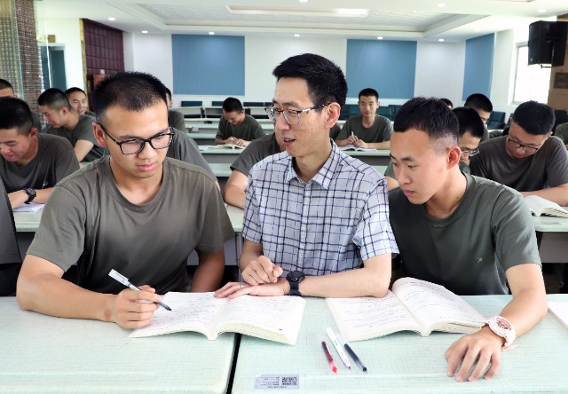 厦门同安一中:送教到兵营  助力士兵圆军校梦