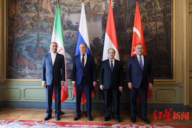 ↑当地时间5月10日，俄罗斯、土耳其、叙利亚和伊朗四国外长在莫斯科举行会谈