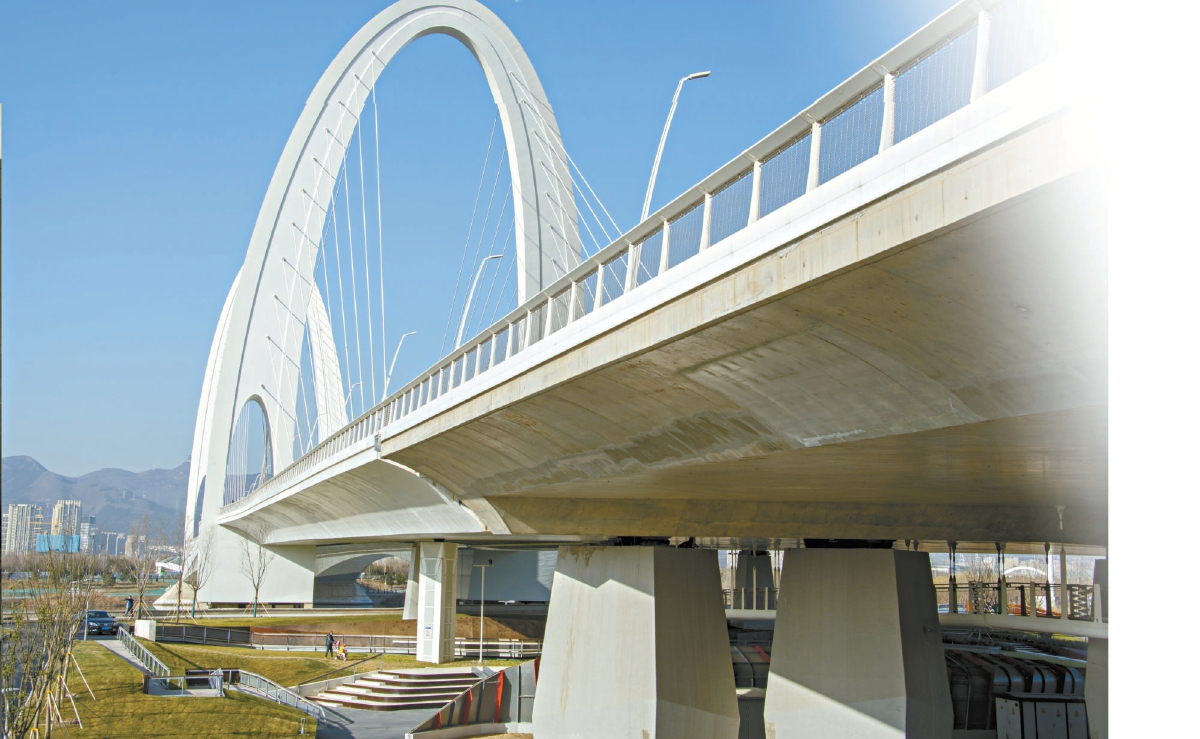 新首钢大桥桥下空间美景宜人.视觉中国 供图