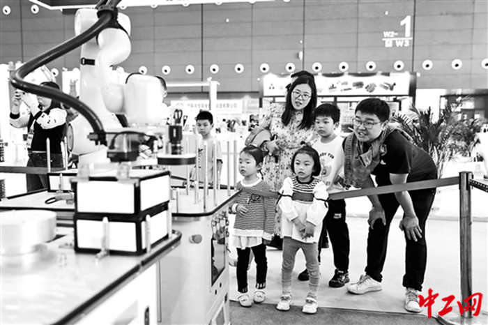 5月13日，湖南长沙，第三届长沙国际工程机械展览会现场，观众们正在看展。工人日报—中工网记者 刘金梦 王鑫 摄