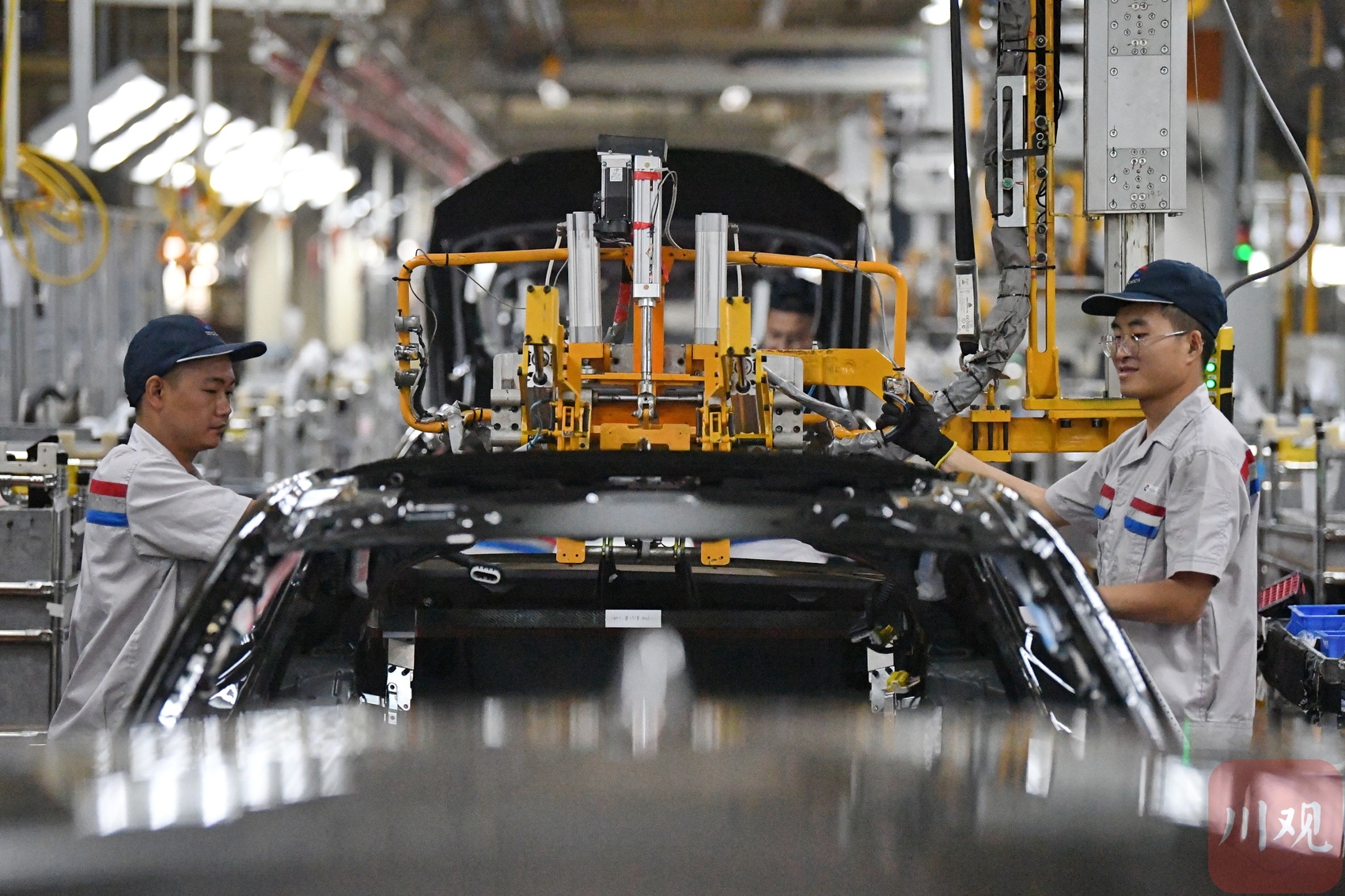 神龙汽车成都工厂总装车间内,工人忙碌作业赶制订单.