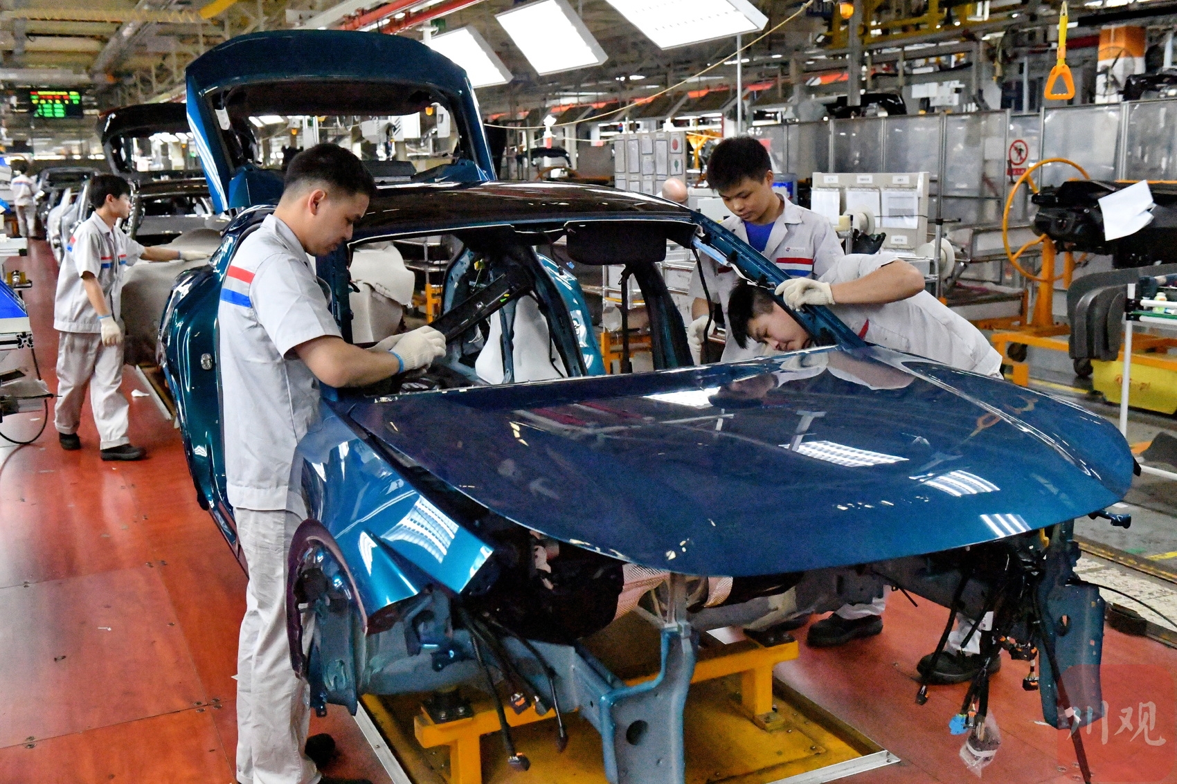神龙汽车成都工厂总装车间内,工人忙碌作业赶制订单.