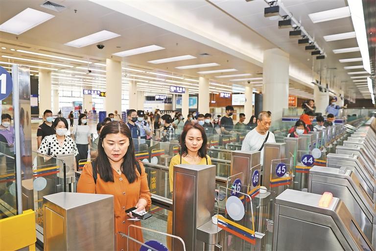 昨日,福田口岸出入境大厅人流穿梭,一派繁忙.