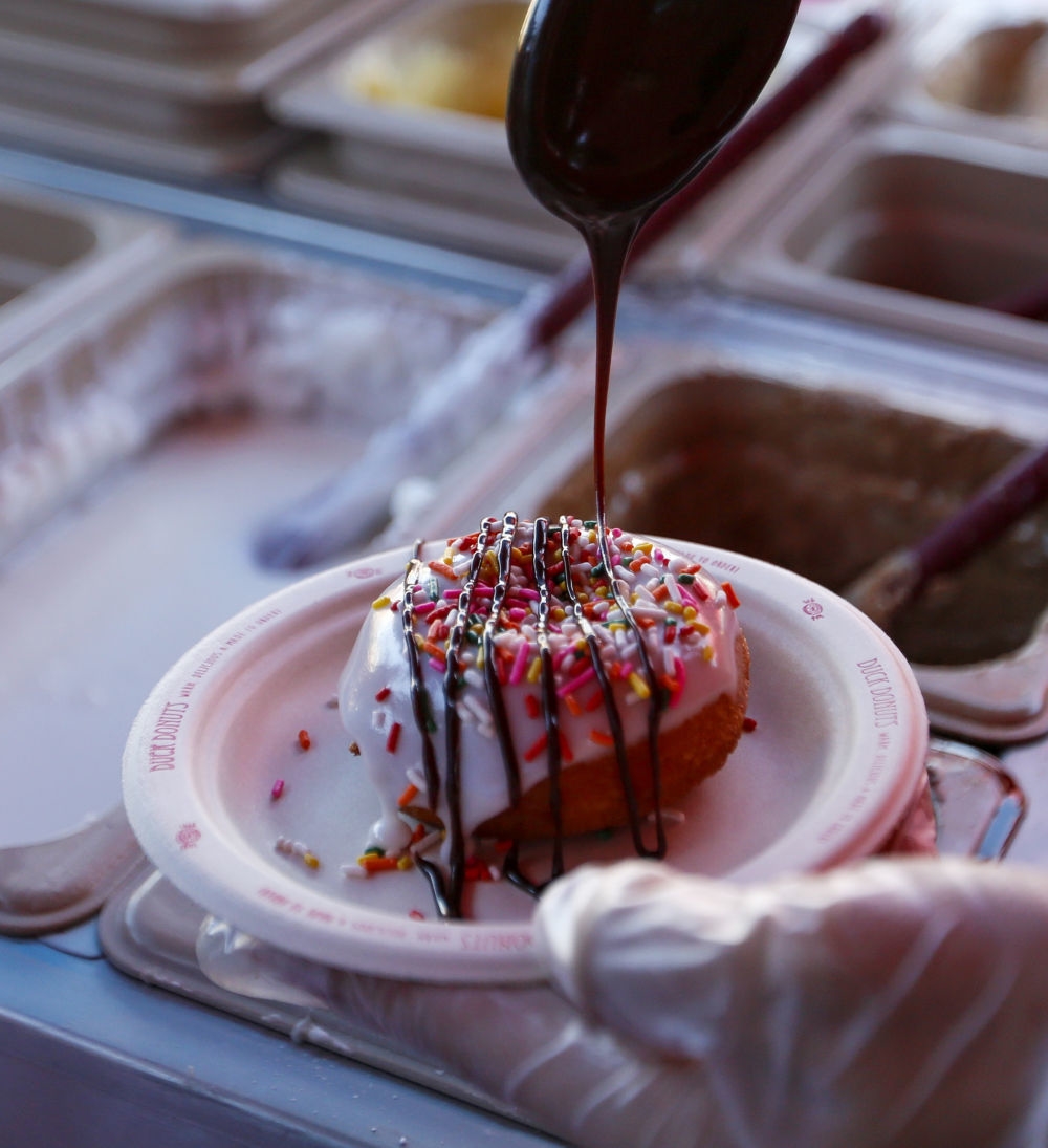 图为2019年10月20日，在美国加利福尼亚州阿纳海姆，一名商贩为顾客制作甜甜圈。新华社记者李颖摄