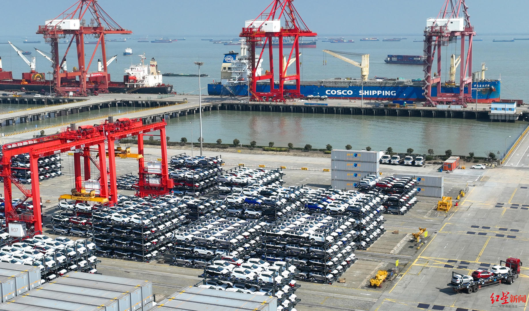 ↑苏州，太仓港国际集装箱码头，等待装运的汽车 图据视觉中国
