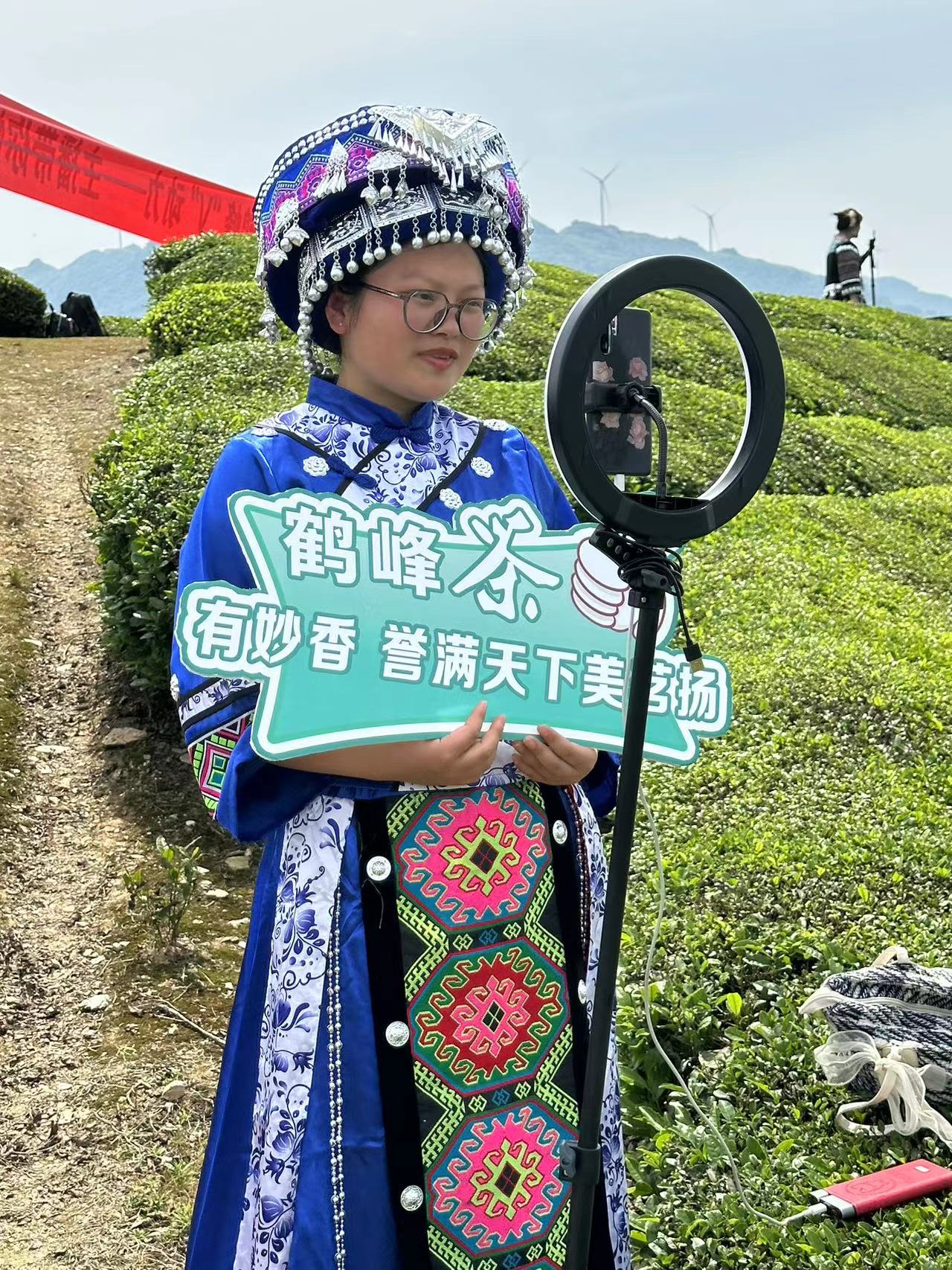 网络主播在鹤峰县走马镇木耳山生态有机茶园直播带货,推介鹤峰茶.